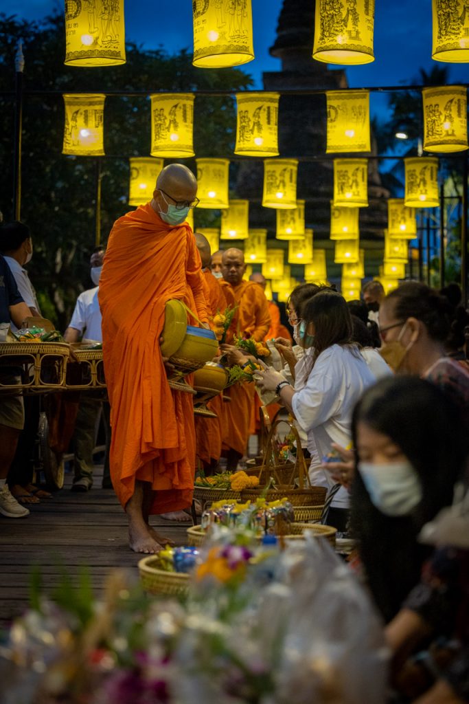 Guide til almisse til munkene i Sukhothai